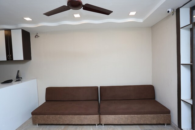 OYO Flagship 19852 Queens Castle Saver