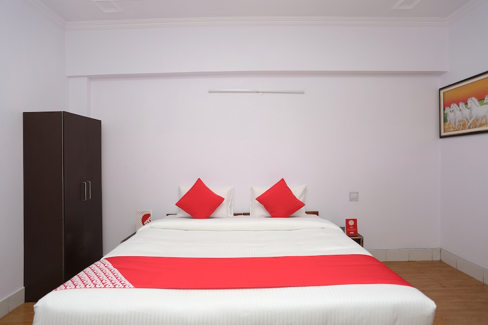 OYO 19898 Royal Paradise, Vaishali Kaushambi Metro, Ghaziabad