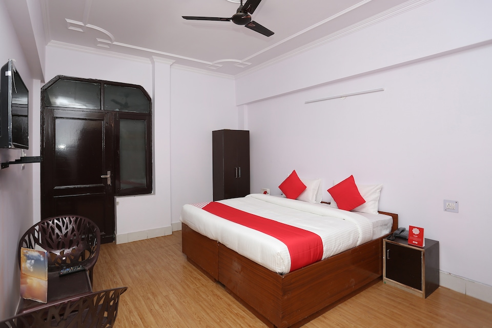 OYO 19898 Royal Paradise, Vaishali Kaushambi Metro, Ghaziabad