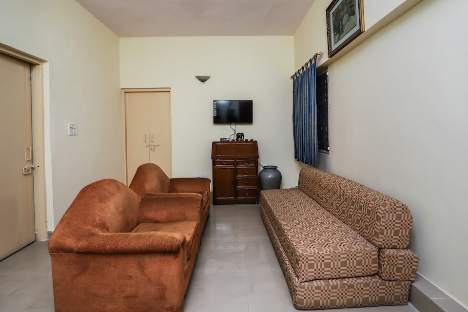 OYO 19944 Spacious 3BHK, Saket Delhi, Delhi