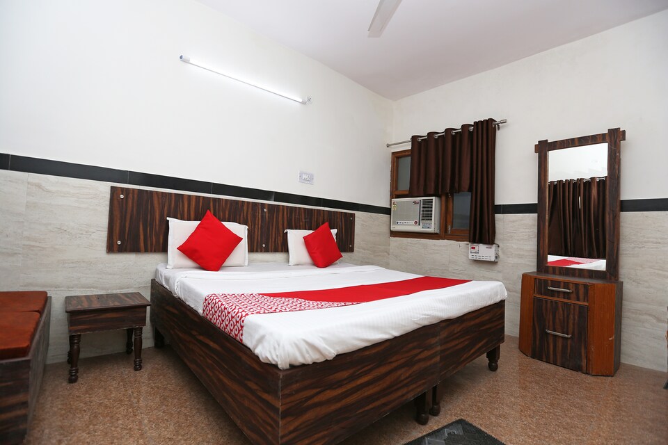 OYO 19948 Hotel Goverdhan, Corporate Complex, Agra