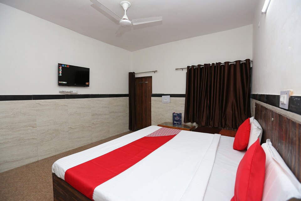 OYO 19948 Hotel Goverdhan, Corporate Complex, Agra
