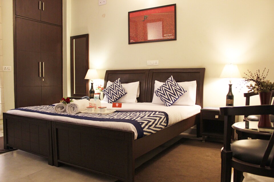 OYO Rooms 128 Behind Global Foyer, Golf Course Road, Gurgaon