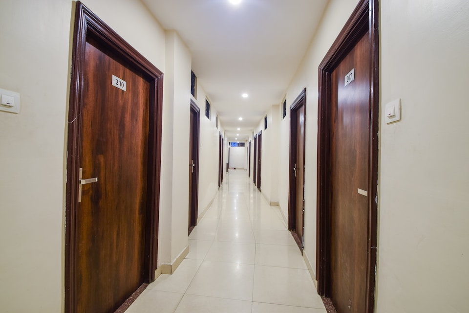 OYO 22053 कृष्णा पैलेस, Gulab Bagh, उदयपुर