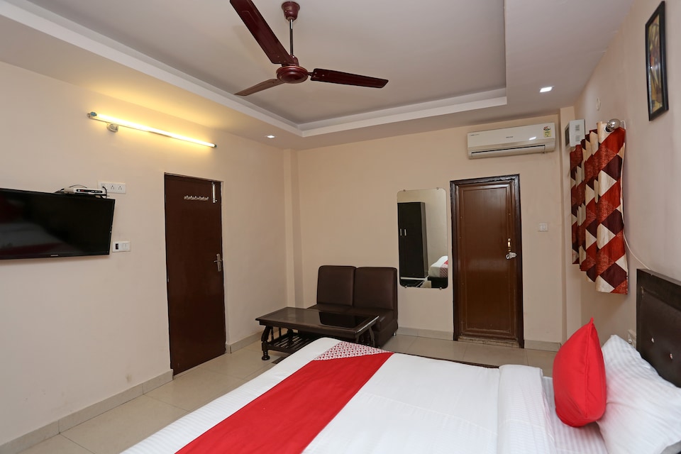 OYO 22078 Hotel Grand, Charbagh Lucknow, Lucknow