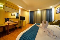 OYO The Plaza Near Lumbini Park