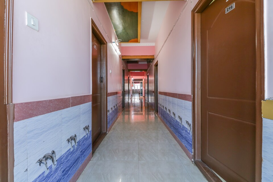 SPOT ON S L N LODGE & BOARDING, Airport Road Bangalore, बैंगलोर