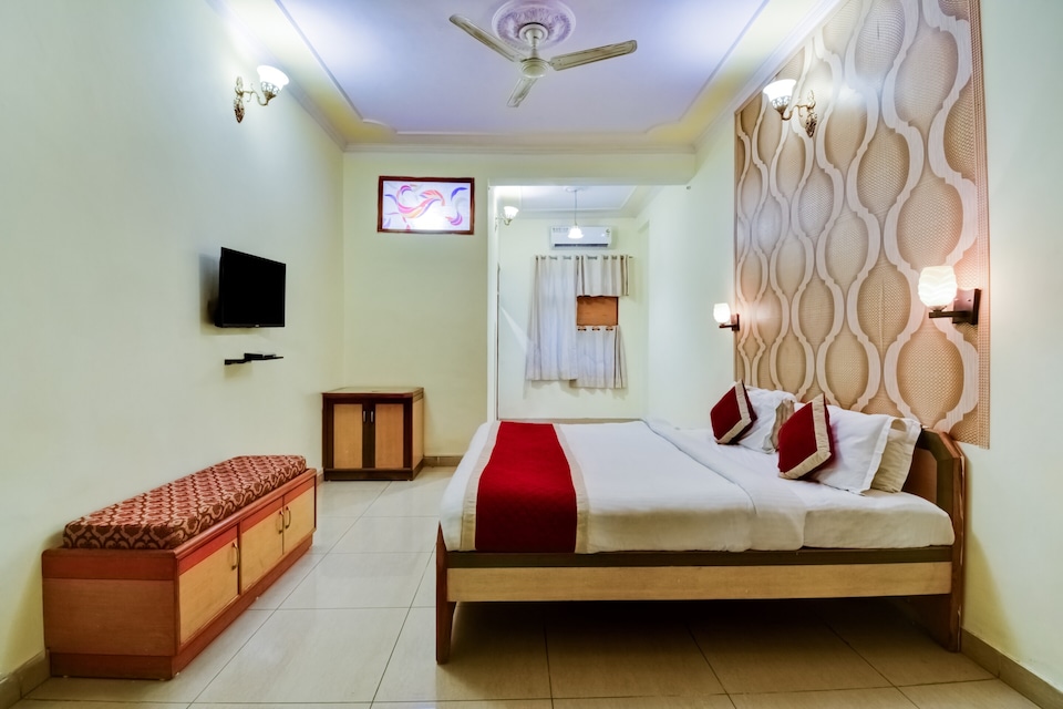OYO 22110 Hotel Karni Palace, Hawa Mahal, Jaipur