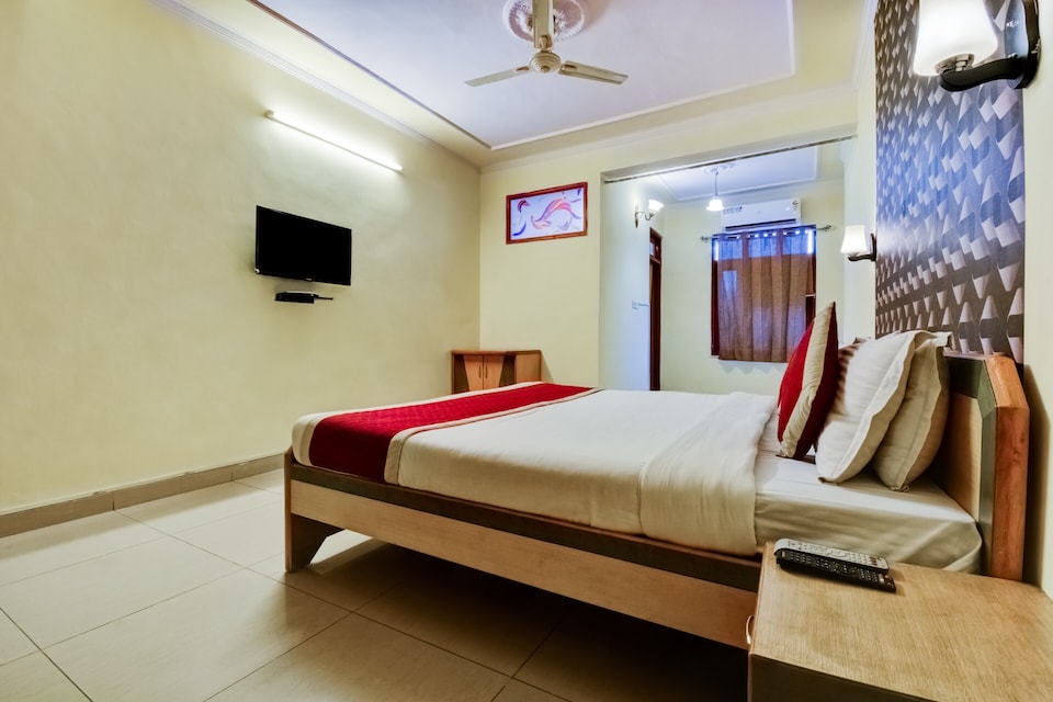 OYO 22110 Hotel Karni Palace, Hawa Mahal, Jaipur