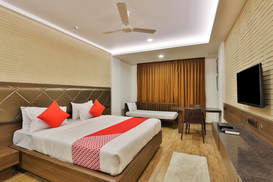 OYO 22254 Hotel Royal Square, Petlad Road Nadiad, Nadiad