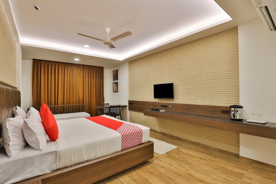 OYO 22254 Hotel Royal Square, Petlad Road Nadiad, Nadiad