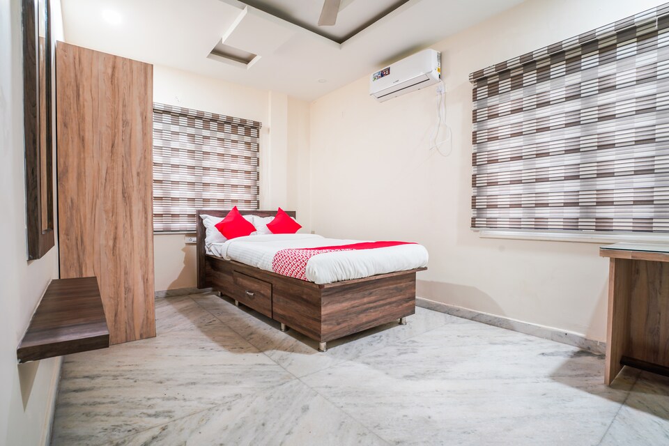 OYO 22445 Lakshmi Residency, Chandanagar-II, Hyderabad