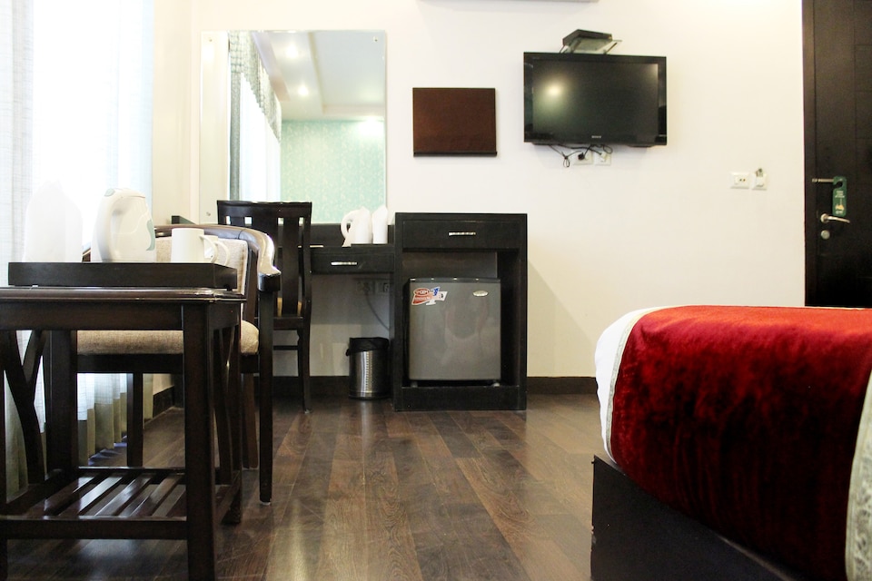 OYO 561 Swathi Hotel, Paschim Vihar Delhi, Delhi