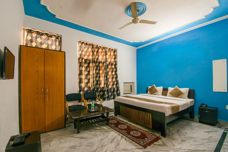 OYO 22505 Happy Valley Hotel, Noida City Metro, Noida