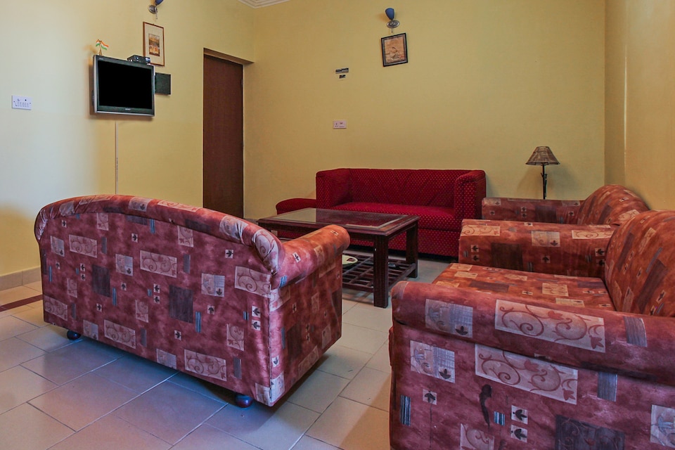 OYO Home 22549 Cosy 2BHK, Mall Road Mussoorie, Mussoorie