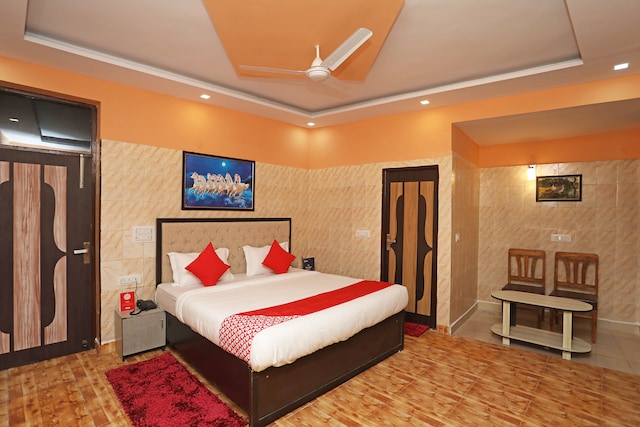 OYO Qlark Rooms & Lawn Near Haiderpur Metro Station
