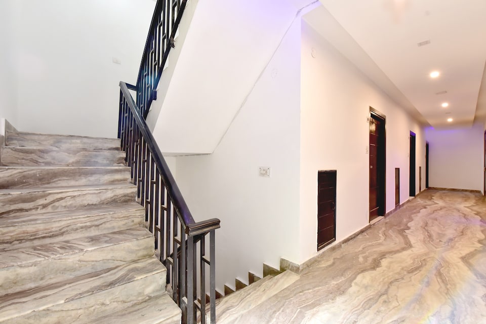 Hotel O Whispering River, Mall Road Manali, Manali