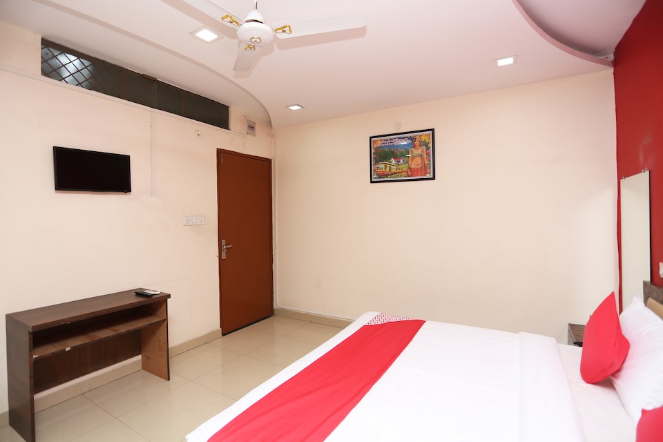 OYO Hotel Dev Shree, Ayudha Bypass, Bhopal