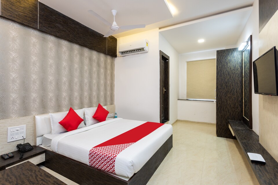 OYO 22688 Hotel SR Indore, Bombay Hospital, Indore