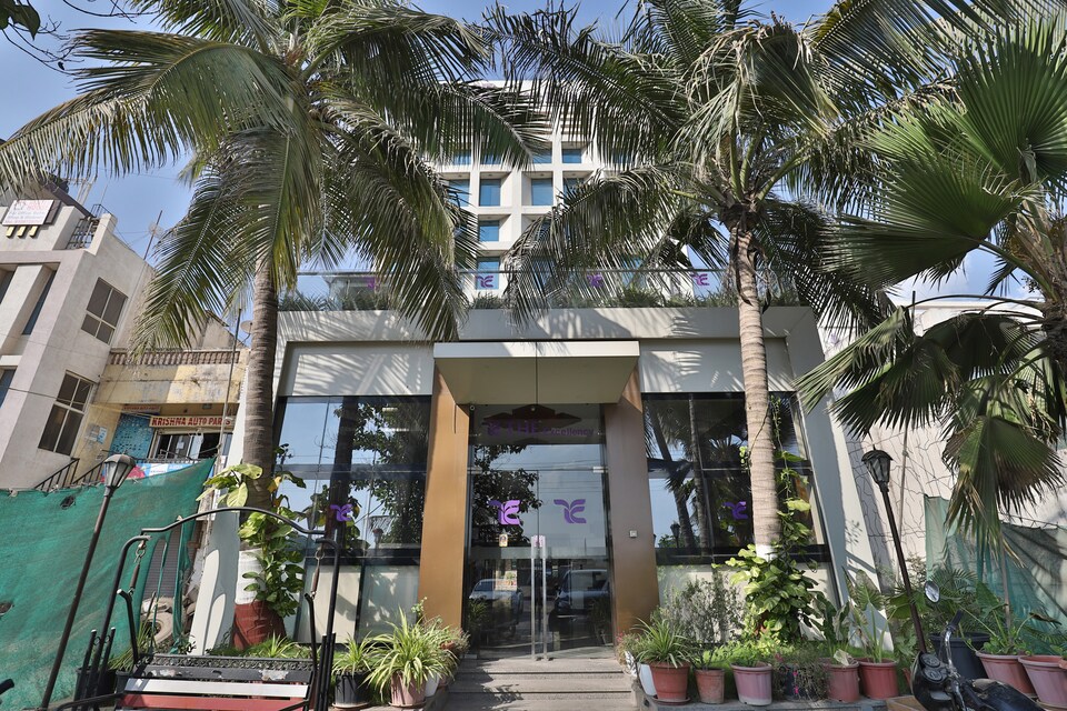 OYO फ्लैगशिप 22690 महामहिम, Hazira Road, सूरत