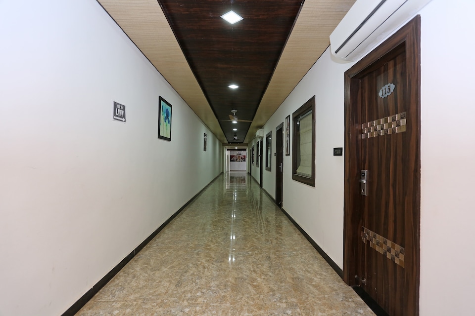 Capital O 22733 Wood Castle, Airport Road - Raipur, Raipur