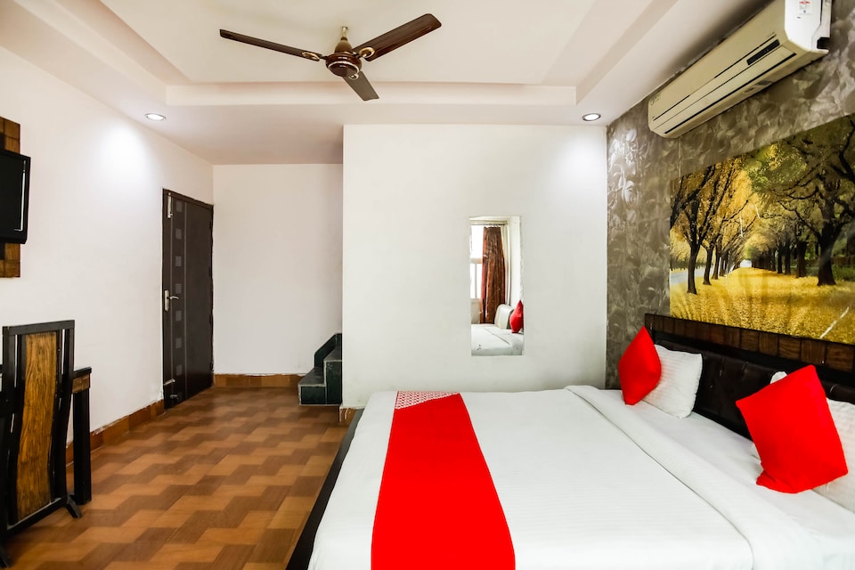 OYO 22756 Diksha Hotel, Old Gurgaon, गुड़गांव
