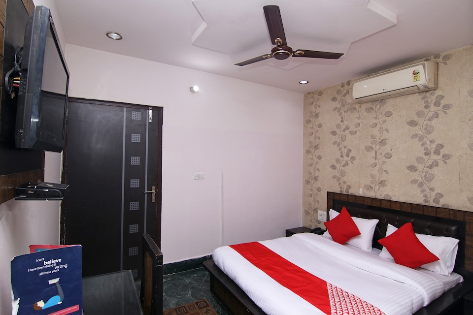 OYO 22756 Diksha Hotel, Old Gurgaon, गुड़गांव