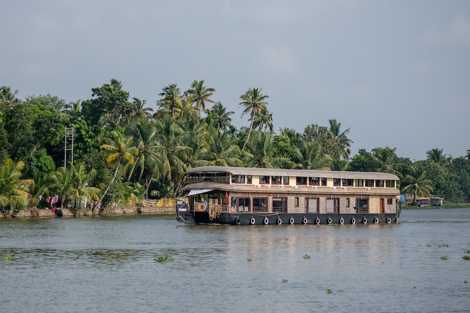 OYO 22759 Houseboat Luxury Smart Gold 6 BHK, Alappuzha Backwaters, Punnamada Alleppey