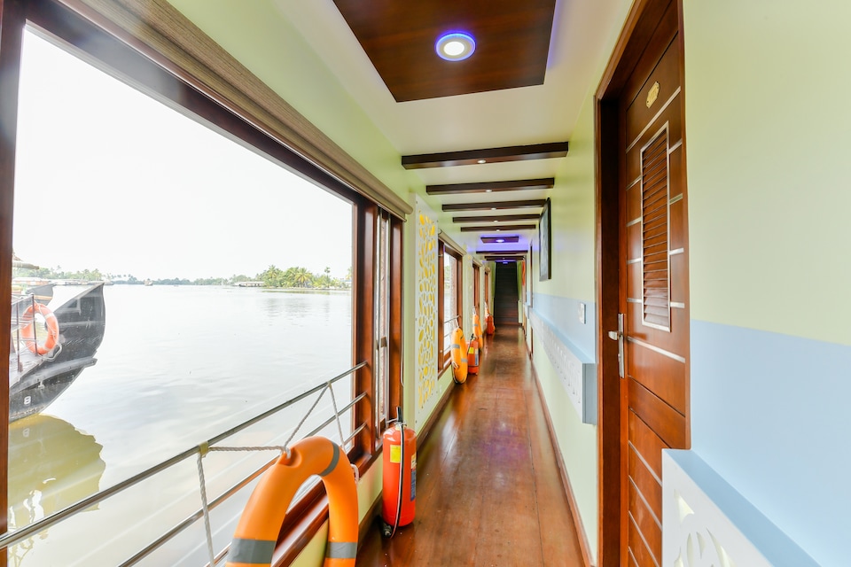 OYO 22759 Houseboat Luxury Smart Gold 6 BHK, Alappuzha Backwaters, Punnamada Alleppey