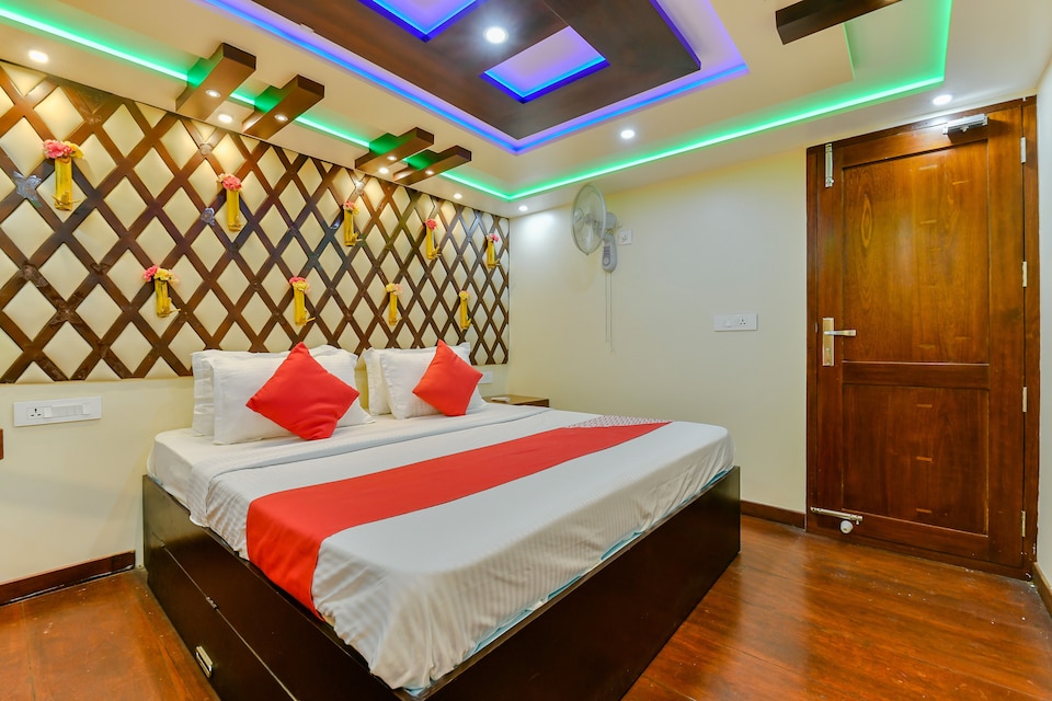 OYO 22759 Houseboat Luxury Smart Gold 6 BHK, Alappuzha Backwaters, Punnamada Alleppey