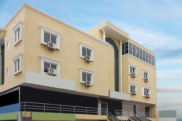 Capital O Sai Guest House Near Alcazar Mall