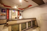 Capital O Sai Guest House Near Alcazar Mall