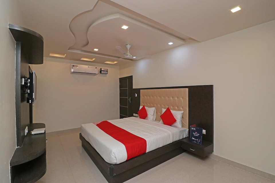 OYO Saffron Hotel, Manoharpura Mathura, Mathura