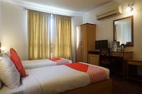 OYO Beverly Hills Hotel Near Laxminarayan Theatre