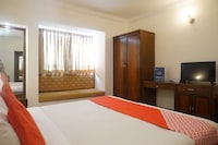 OYO Beverly Hills Hotel Near Laxminarayan Theatre