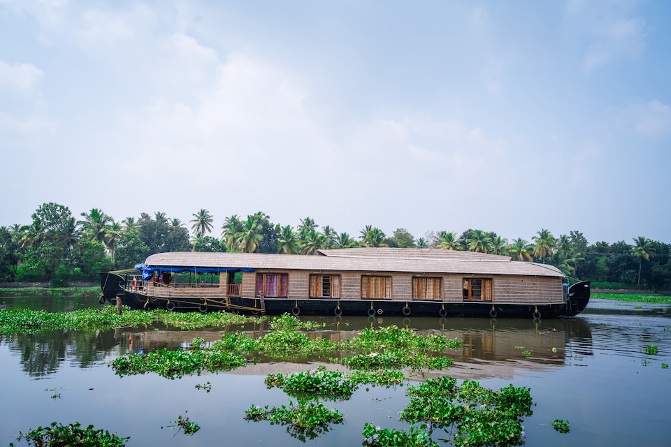 OYO Houseboat Ganga 5bhk Deluxe, Alappuzha Backwaters, Punnamada Alleppey