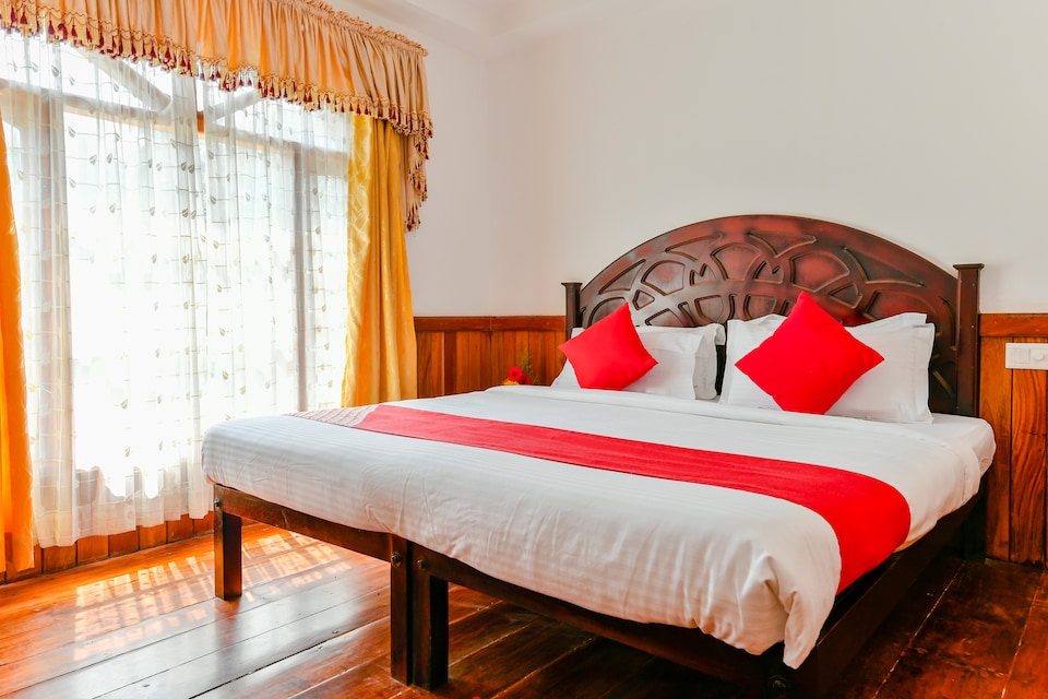 OYO Houseboat Indraprastham Four Square 4 Bhk, Alappuzha Backwaters, Punnamada Alleppey
