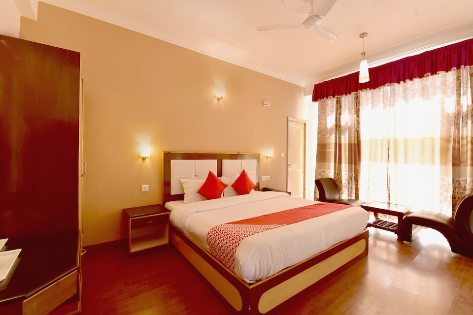OYO 23205 Hotel Aakash Regency, Naggar Road, Manali