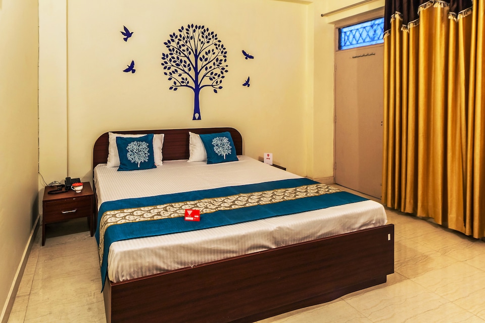 OYO 3105 Madhav Stays, Noida Expressway SEZ, Noida