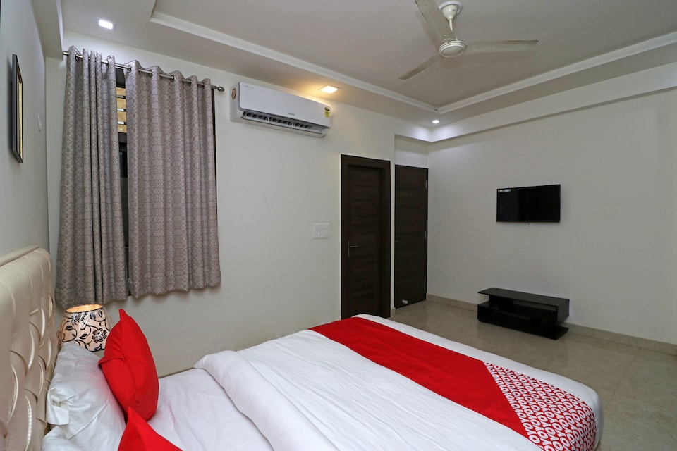OYO 23221 Amigos Suites, Fatehabad Road, Agra