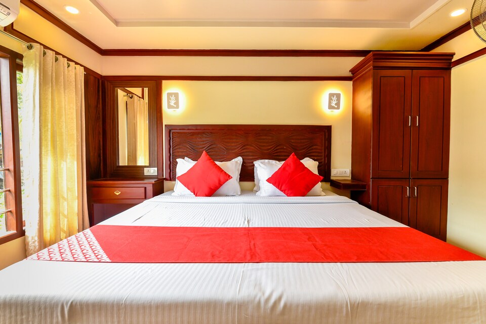 OYO 23230 Alleppey Eco Cruise 4 Bhk Sharing Houseboat, Alappuzha Backwaters, Punnamada Alleppey