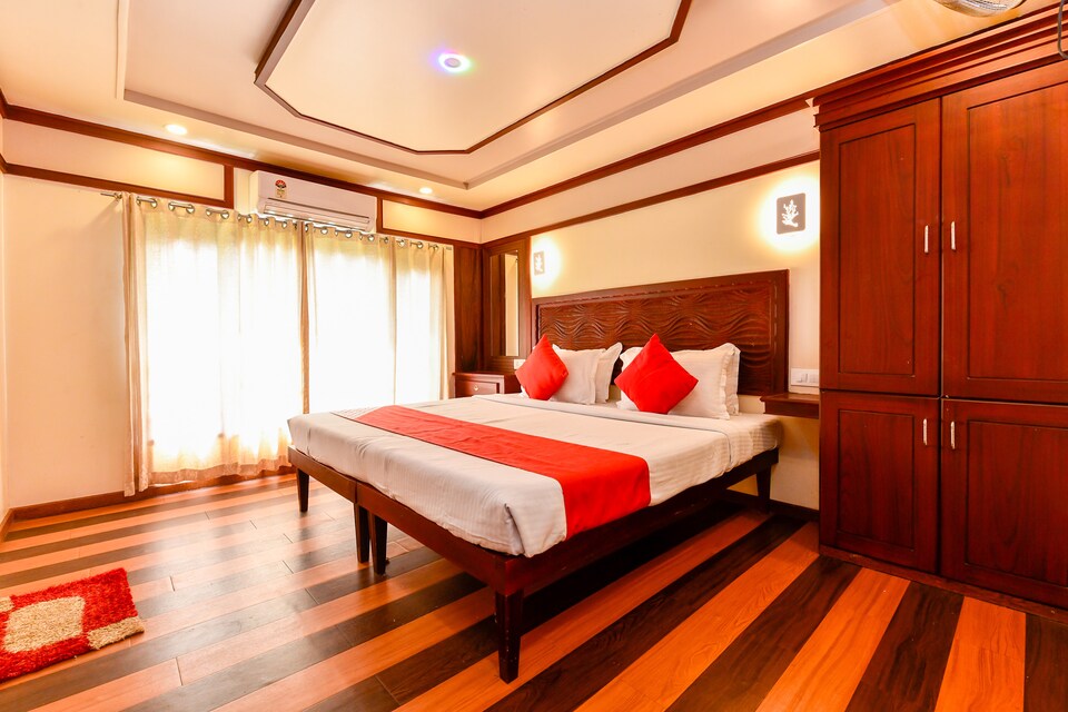 OYO 23230 Alleppey Eco Cruise 4 Bhk Sharing Houseboat, Alappuzha Backwaters, Punnamada Alleppey
