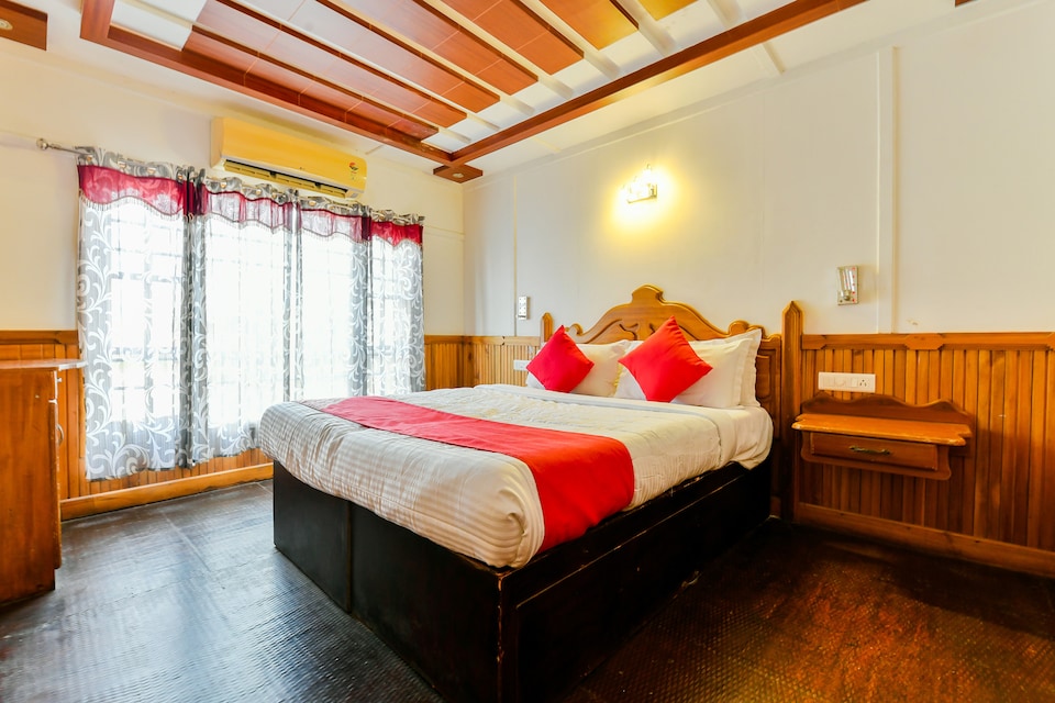 OYO Khbo Gold Sharing Houseboat, Alappuzha Backwaters, Punnamada Alleppey