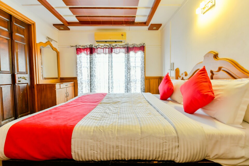 OYO Khbo Gold Sharing Houseboat, Alappuzha Backwaters, Punnamada Alleppey