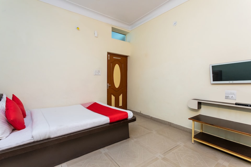 OYO 23361 Hotel Kanakshree, Ujjain Indore Road, Ujjain