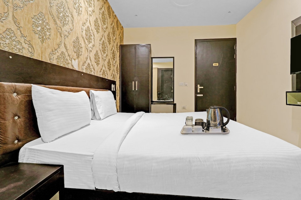 OYO Townhouse 516 Hotel N Suites Near Delhi  Airport, Airport Delhi, Delhi Transit