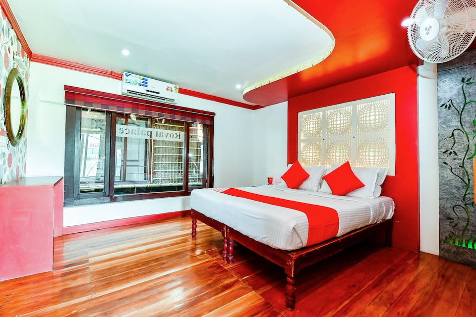 OYO 23434 Royal Palace 4bhk Premium Houseboat, Alappuzha Backwaters, Punnamada Alleppey