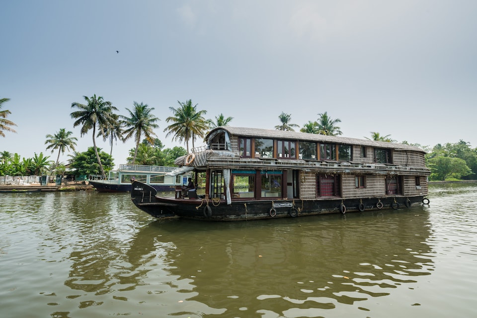OYO 23434 Royal Palace 4bhk Premium Houseboat, Alappuzha Backwaters, Punnamada Alleppey