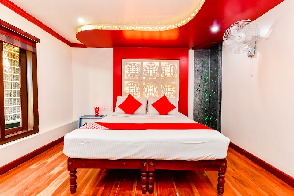 OYO 23434 Royal Palace 4bhk Premium Houseboat, Alappuzha Backwaters, Punnamada Alleppey