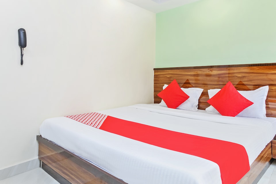 OYO 23476 Shree Mahalaxmi Lodging, Lonavala Market, Lonavala